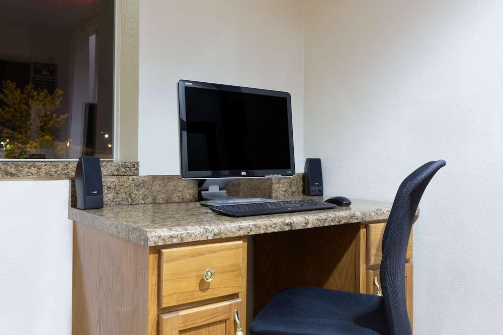 Super 8 by Wyndham Anderson/Clemson Area photo 16