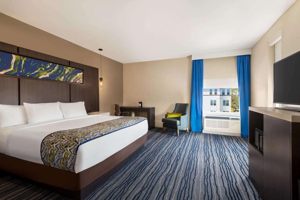 La Quinta Inn & Suites by Wyndham Orlando - IDrive Theme Parks photo 6