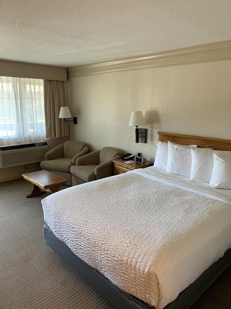 Coachman Inn & Suites photo 26