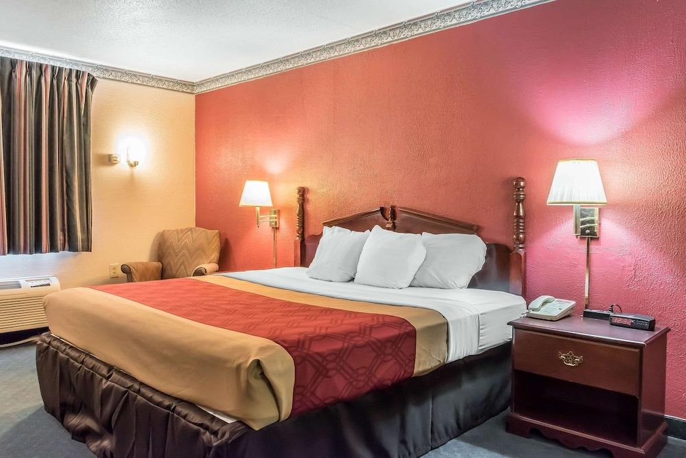 Econo Lodge Reading Airport photo 15