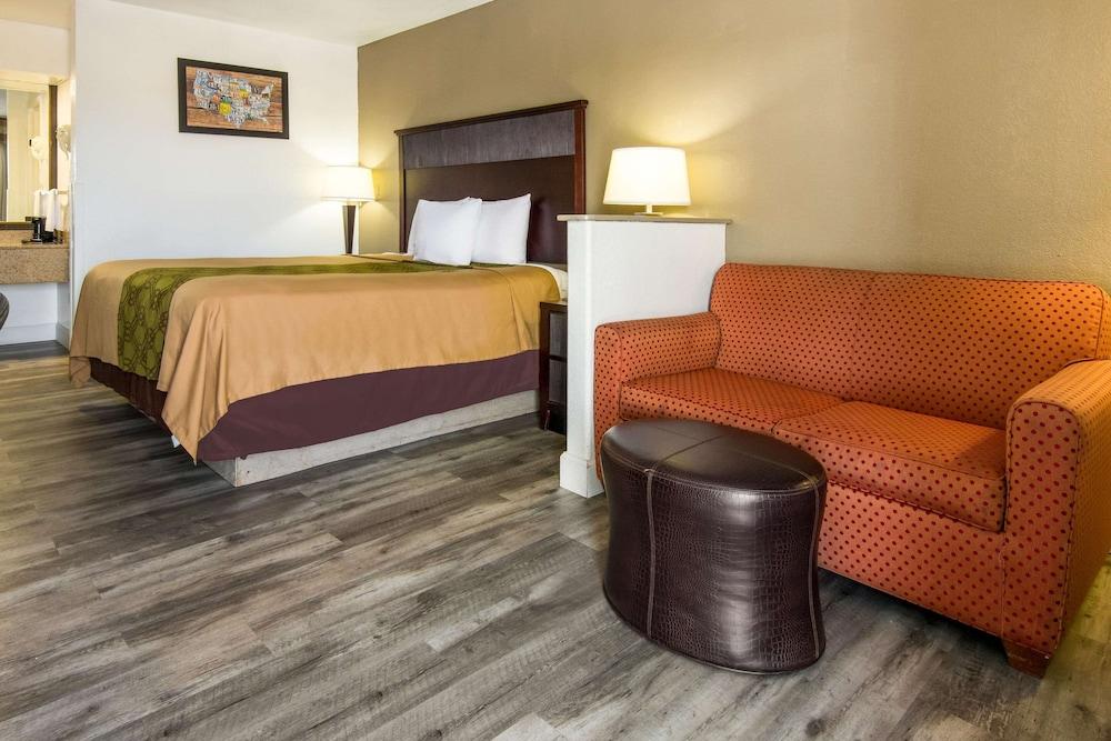 Econo Lodge Inn & Suites Macon North photo 14