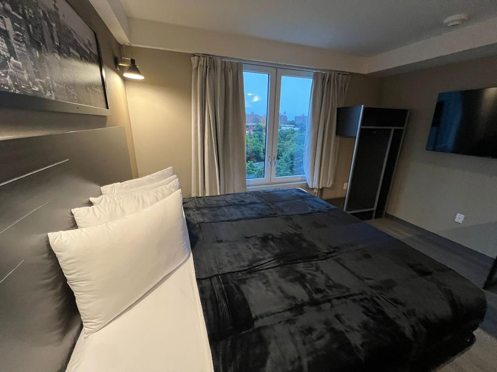 LIV Hotel Bronx - Newly Built photo 13