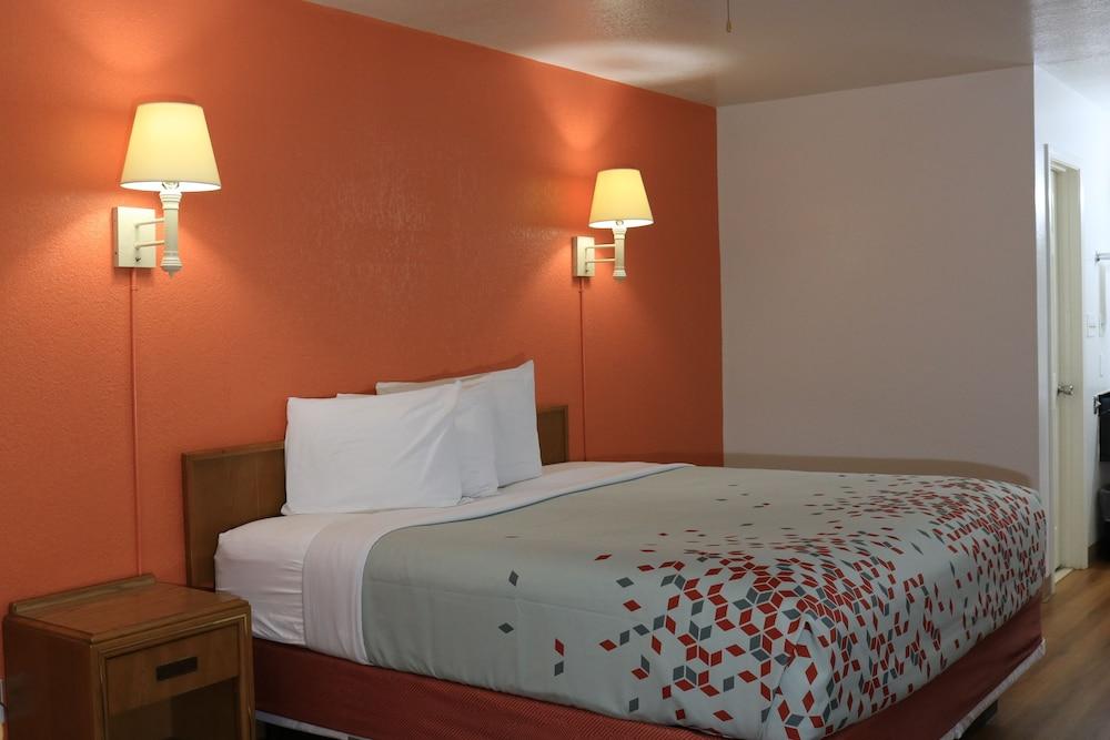 Heritage Inn & Suites photo 4