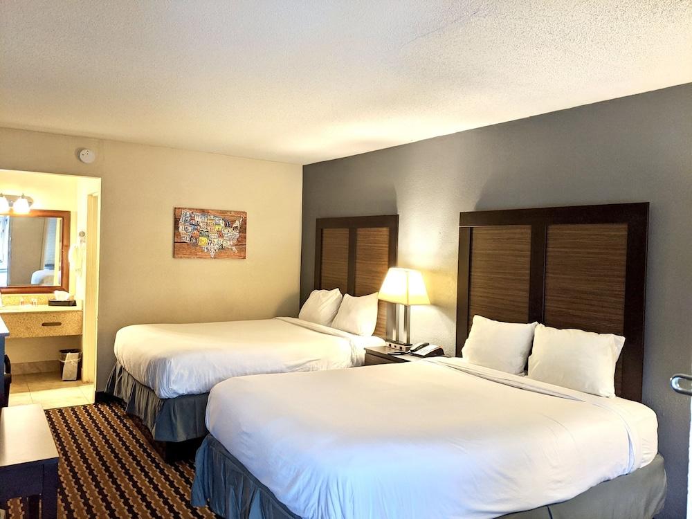 Econo Lodge Forest City photo 9