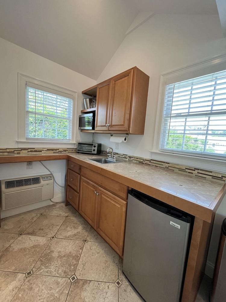 Beach Breeze Inn photo 18