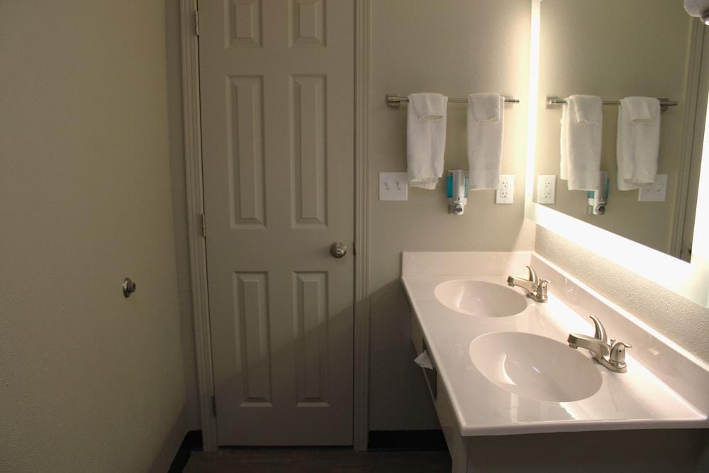 Boarders Inn & Suites photo 22