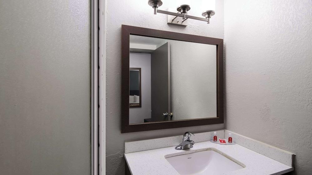 Econo Lodge Portage photo 14