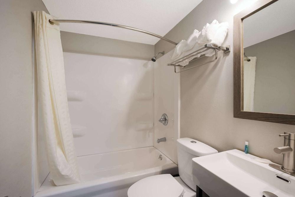 Suburban Studios Milwaukee Airport photo 28