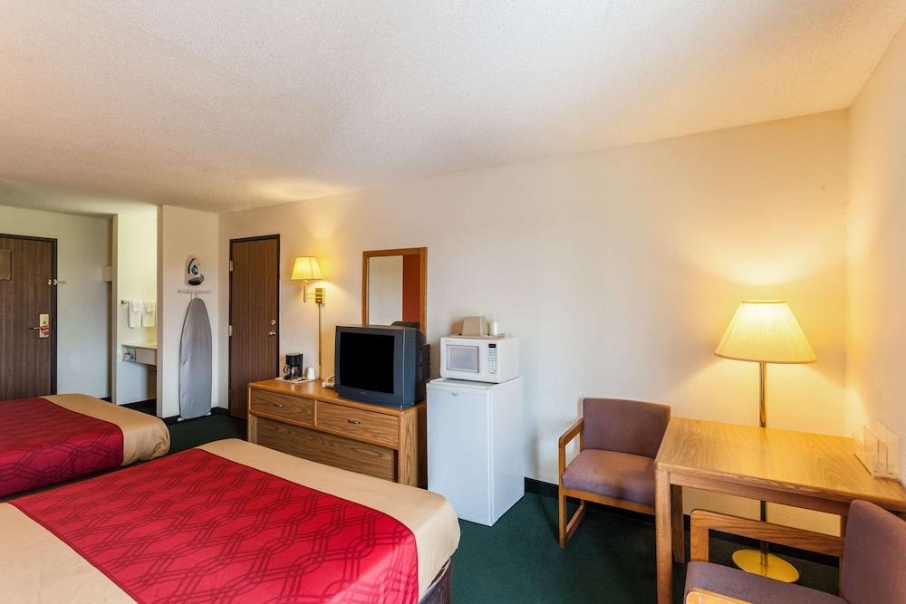 Econo Lodge Lincoln photo 22