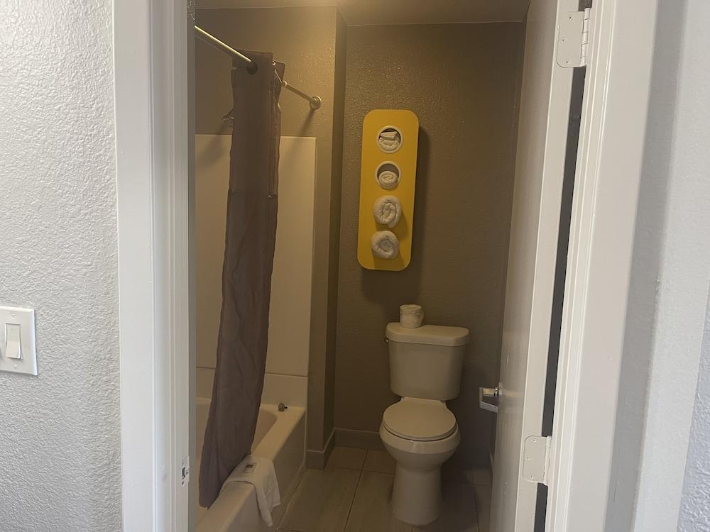 Motel 6 Denton, TX - UNT photo 11