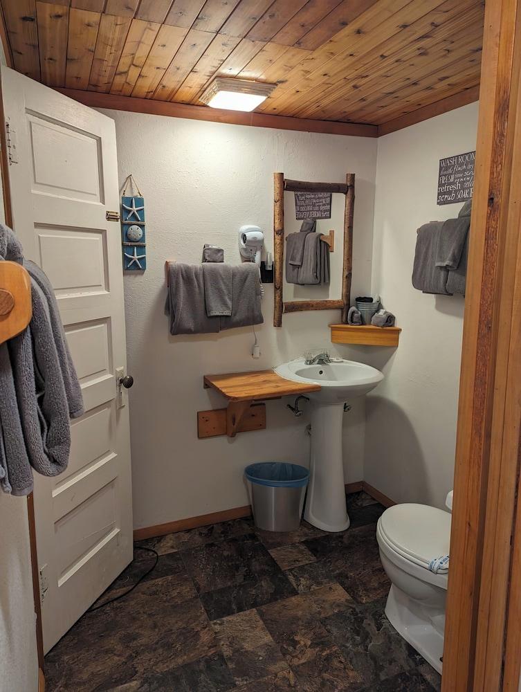 Ponderosa Pines Inn and Cabins photo 79
