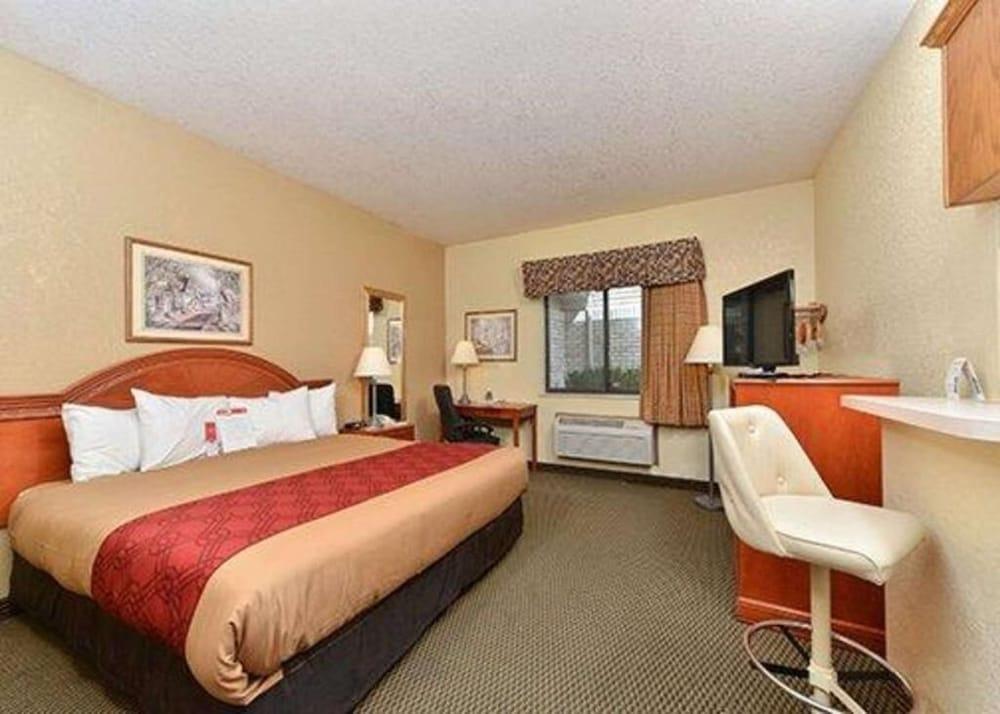 Express Inn & Suites photo 12