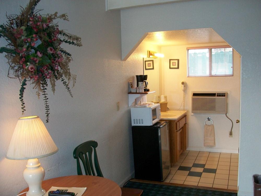 Barewood Inn and Suites photo 7