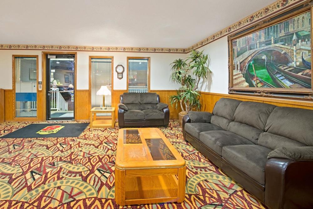 Super 8 by Wyndham Plano/Dallas Area photo 2