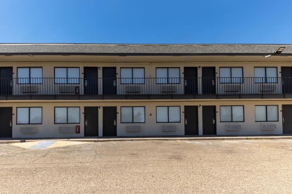 Super 8 by Wyndham Big Spring photo 1