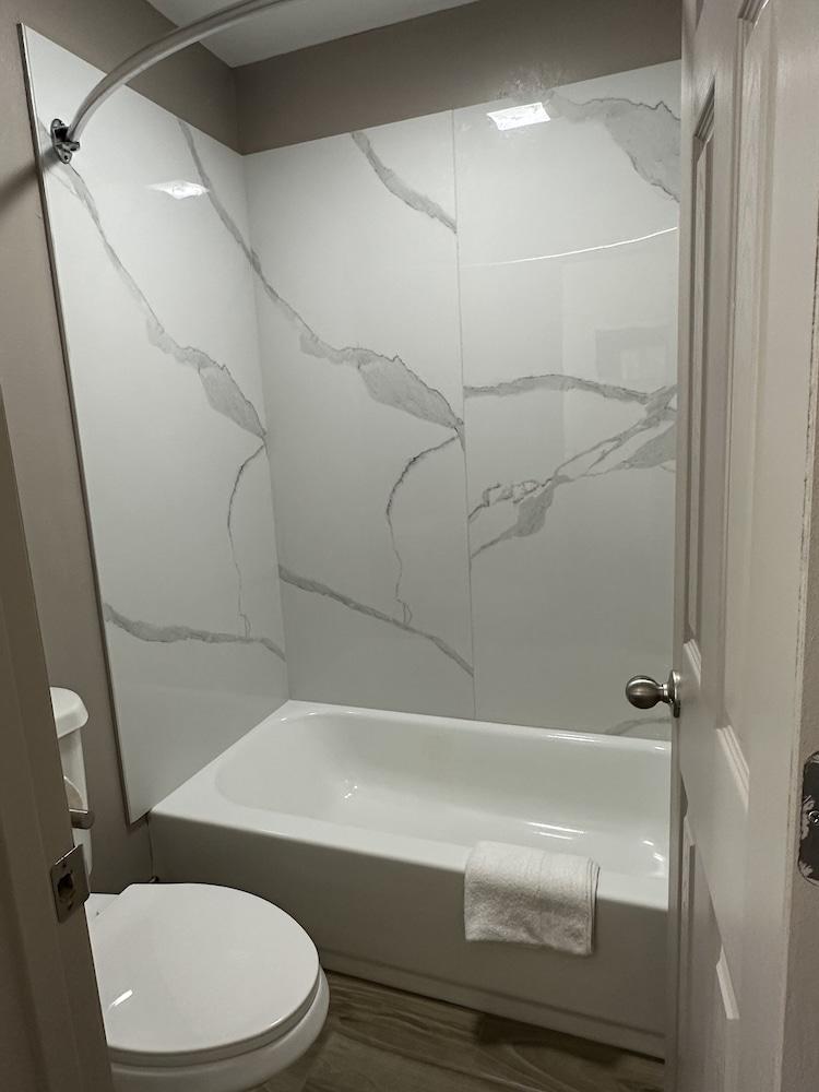 Express Inn & Suites photo 6