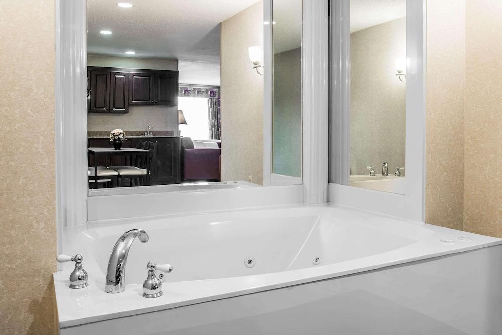 Comfort Suites Canton - Detroit photo 23