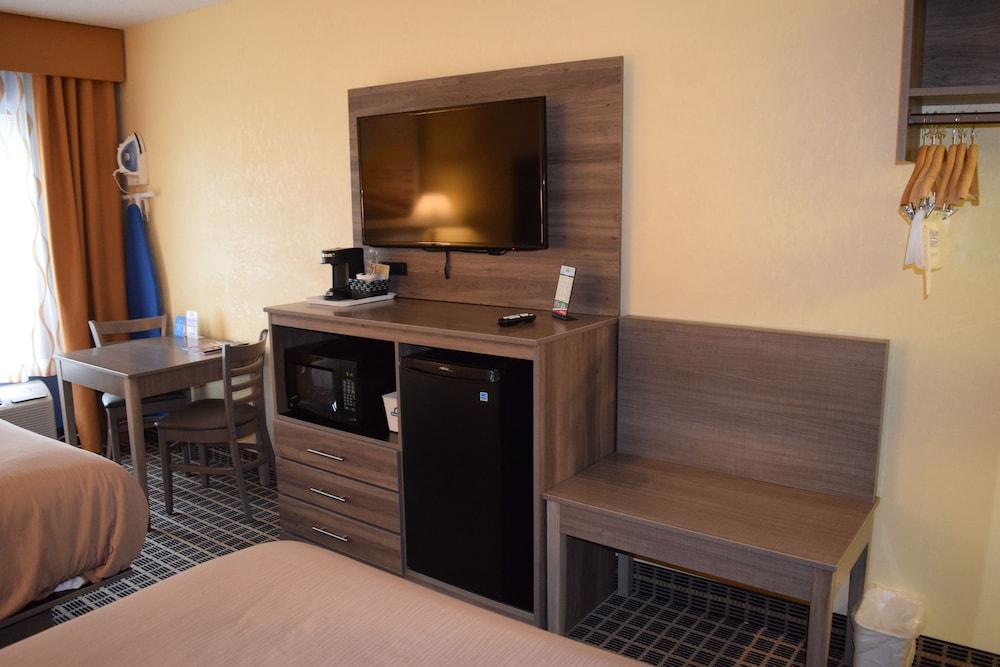 Days Inn by Wyndham Cadillac photo 10