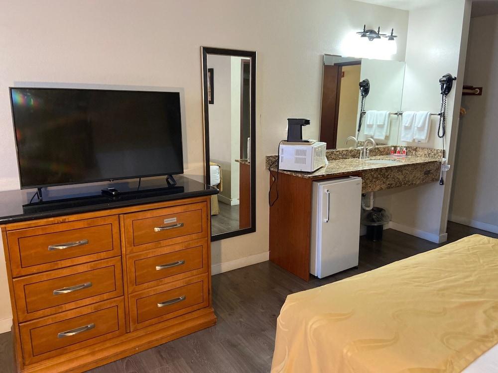 Toppenish Inn and Suites photo 13