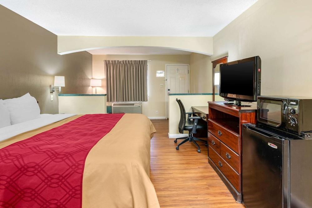 Econo Lodge Inn & Suites Southeast photo 25