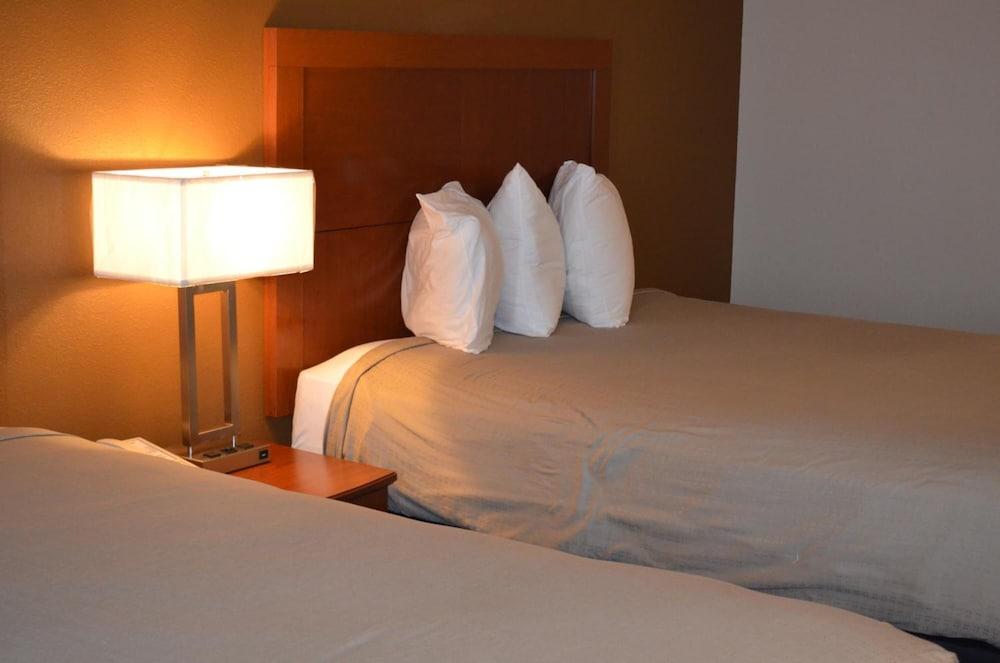 Brookshire Inn & Suites photo 13