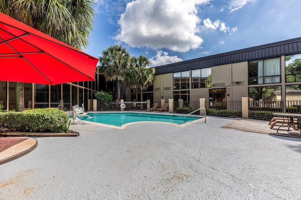 Red Roof Inn PLUS+ & Suites Houston - IAH Airport SW photo 1