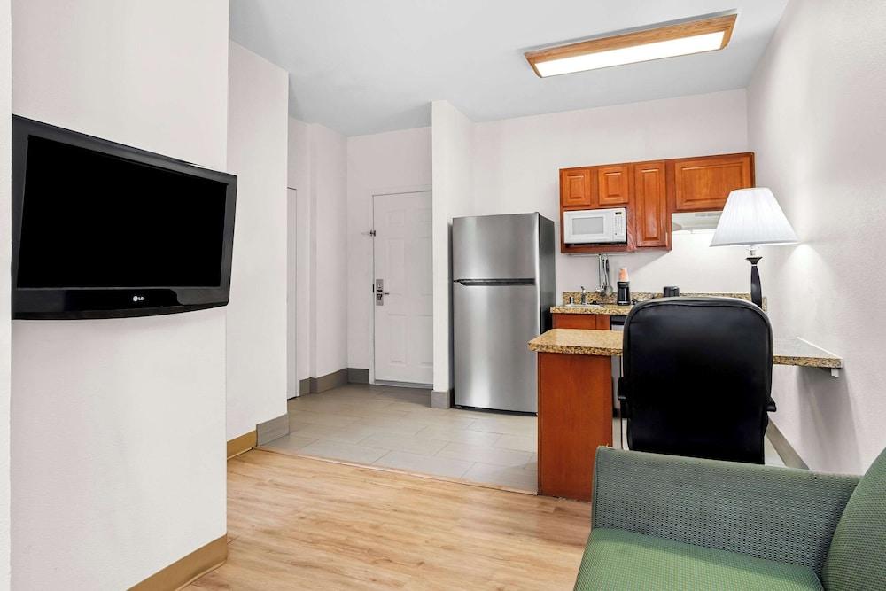 MainStay Suites Addison-Dallas photo 11