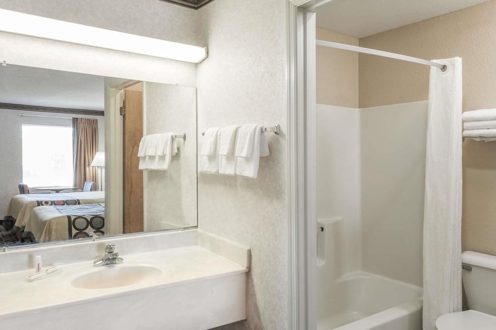 Super 8 by Wyndham Ashburn photo 17