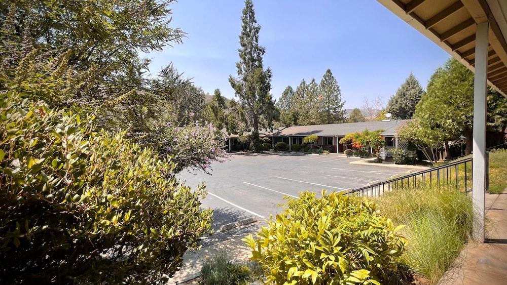 Mariposa Lodge photo 39