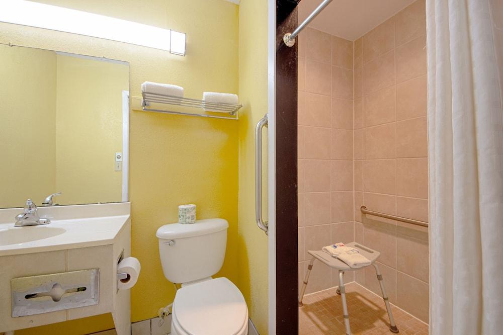 Economy Inn & Suites photo 30