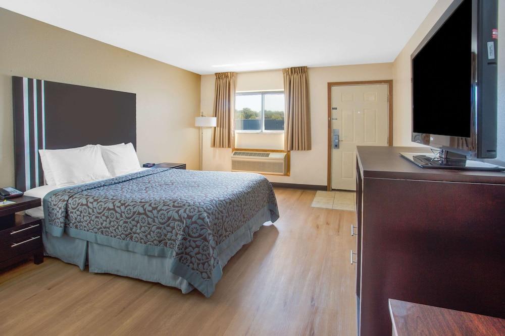 Days Inn by Wyndham Le Roy/Bloomington Southeast photo 13