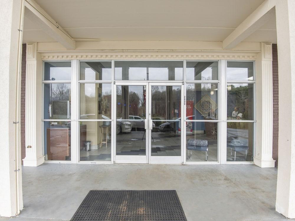 Econo Lodge Forest City photo 5