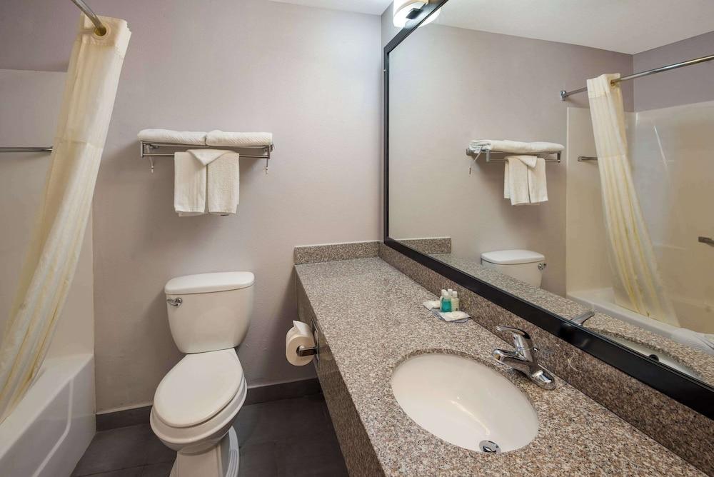 Quality inn & Suites Cincinnati I-275 photo 19