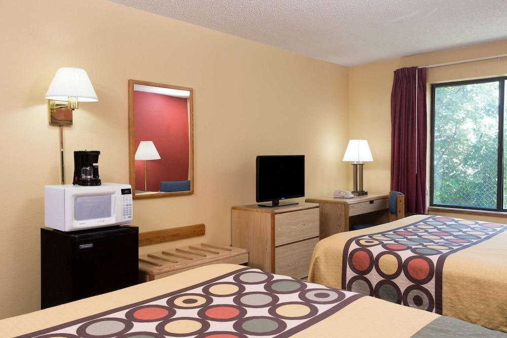 Super 8 by Wyndham Appleton photo 16