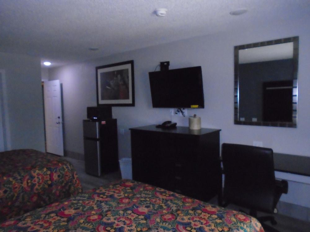 Town House Motel photo 37