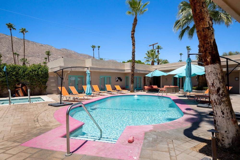 Poolside Fun King Suite photo 16
