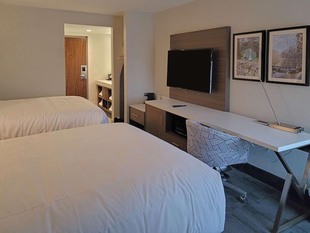 Comfort Inn & Suites Wyomissing/Reading photo 2
