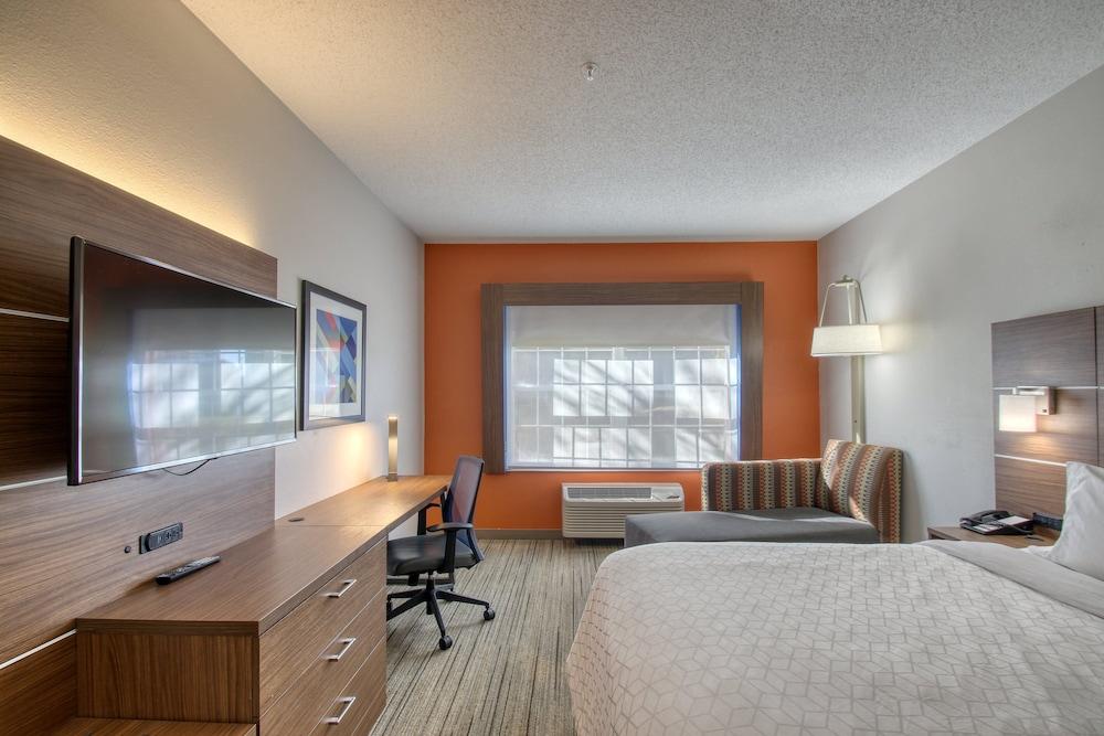 Holiday Inn Express Hotel & Suites Oshkosh by IHG photo 74