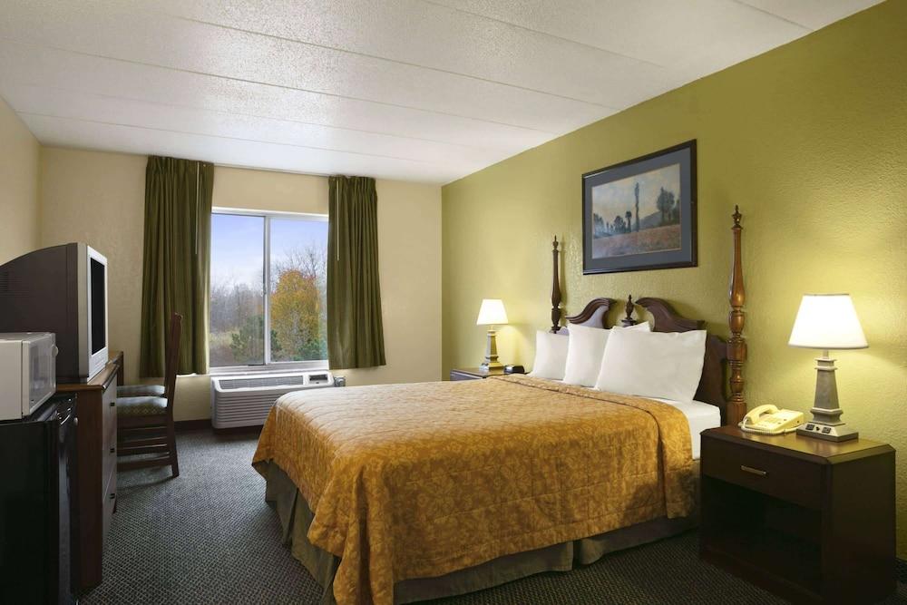 Travelodge by Wyndham Lansing IL photo 3