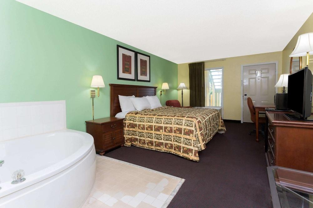 Days Inn by Wyndham Lamont/Monticello photo 12