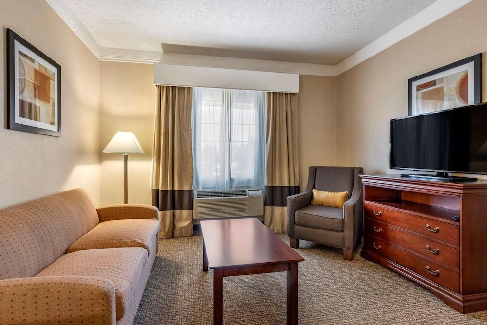 Comfort Suites Linn County photo 7