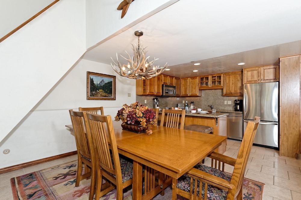 The Crestwood Condominiums photo 23