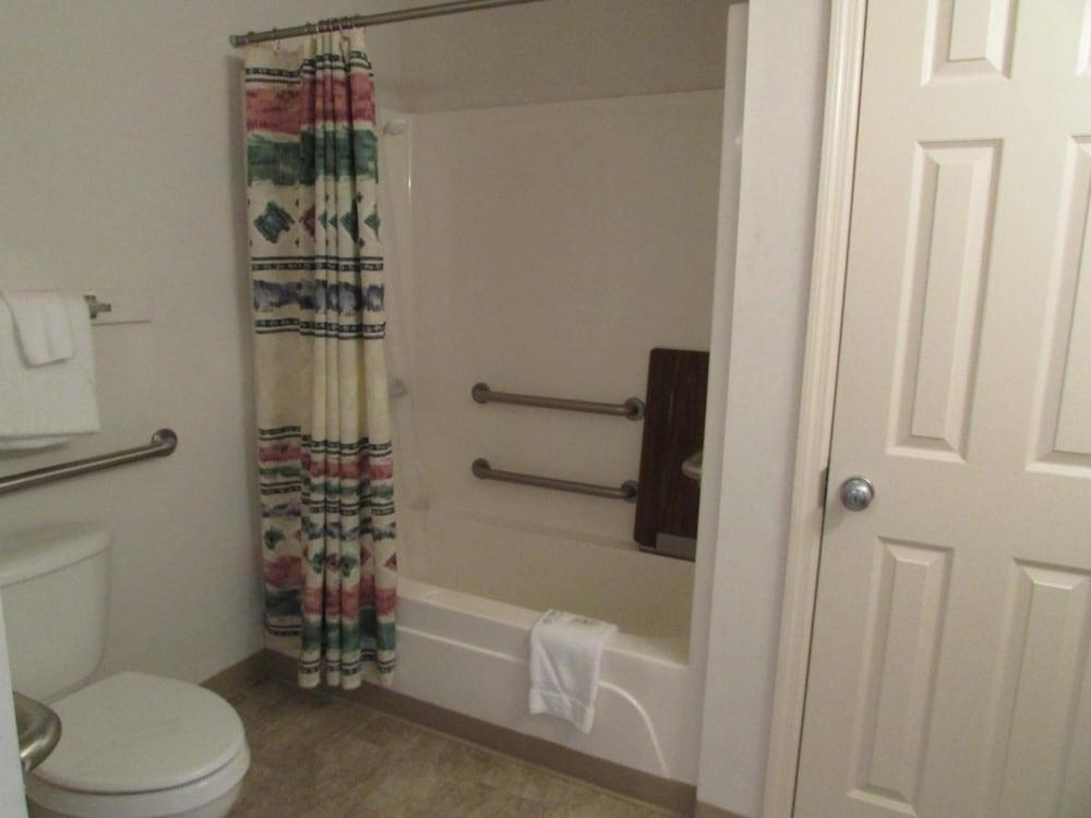 Douglas Inn & Suites photo 10