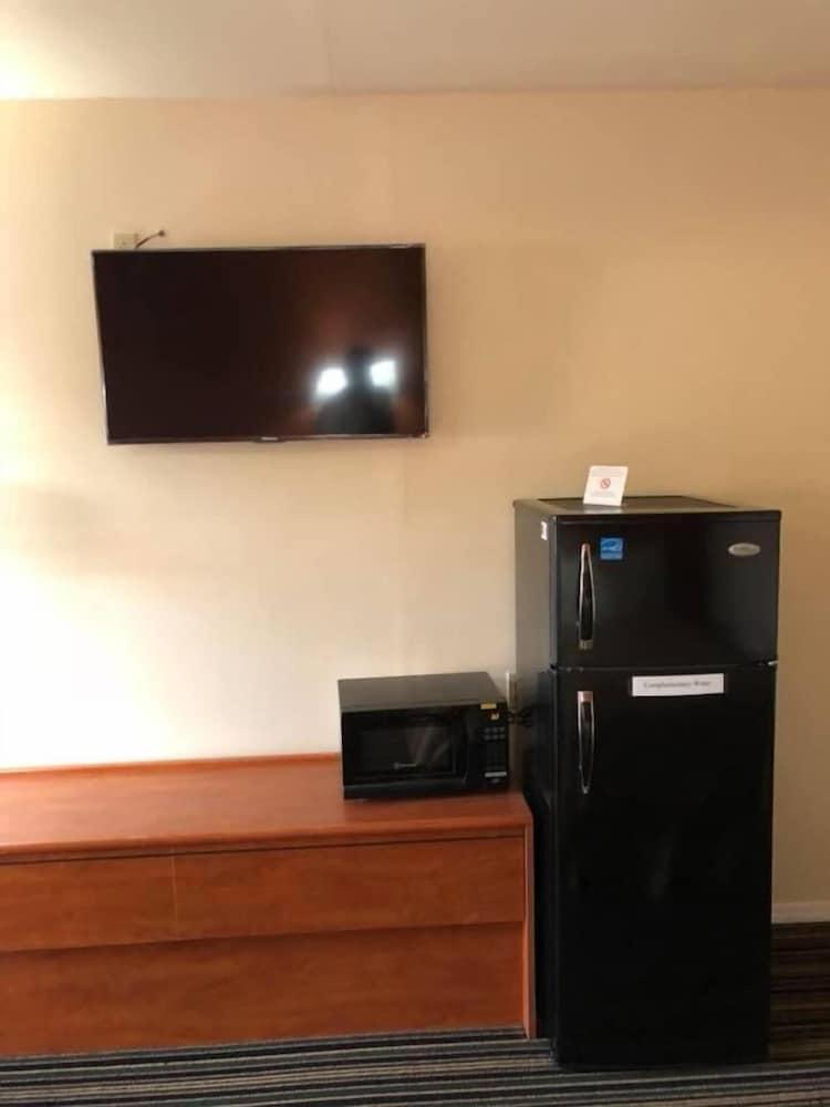 Scottish Inn & Suites photo 27