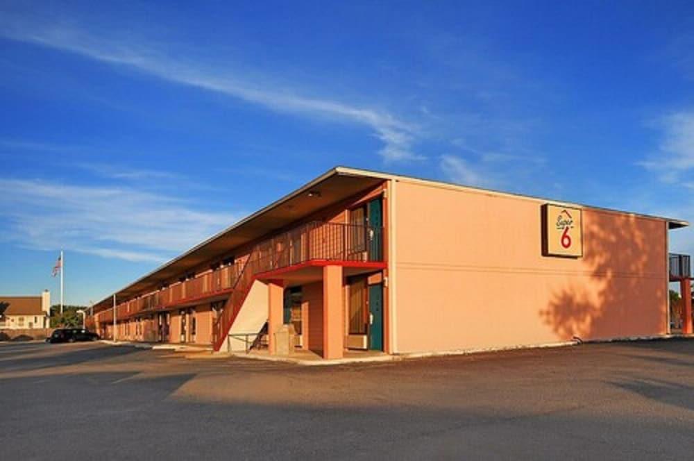 Super 6 Inn & Suites photo 15