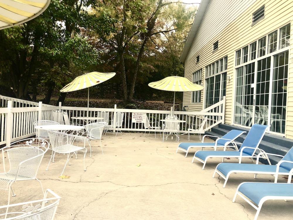 Honeysuckle Inn & Conference Center photo 60