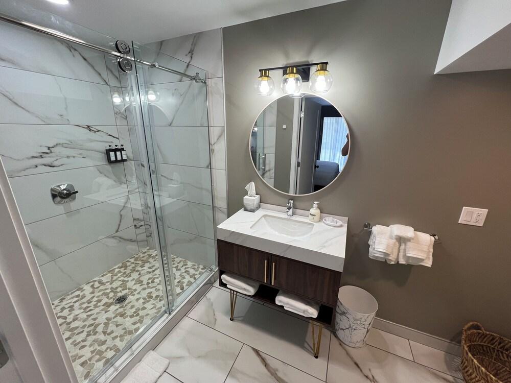Lighthouse Inn & Suites photo 26