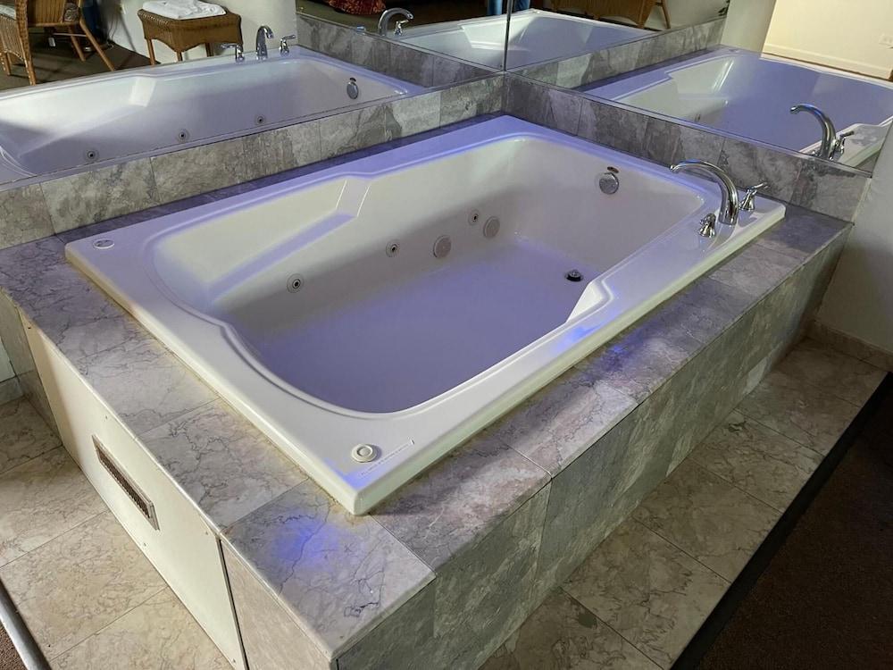 VIBE INN - WHIRLPOOL SUITES photo 27