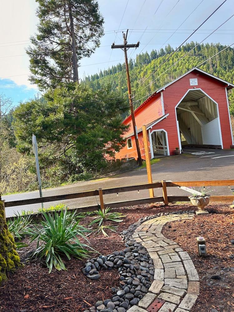 Westfir Lodge & Mountain Market photo 12