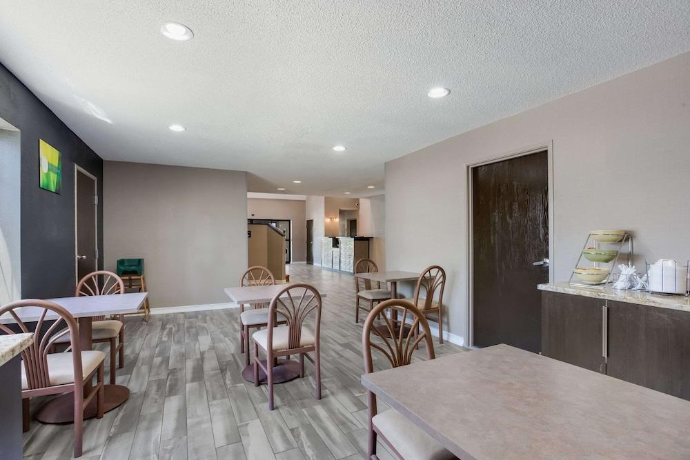 Quality Inn Lees Summit - Kansas City photo 34